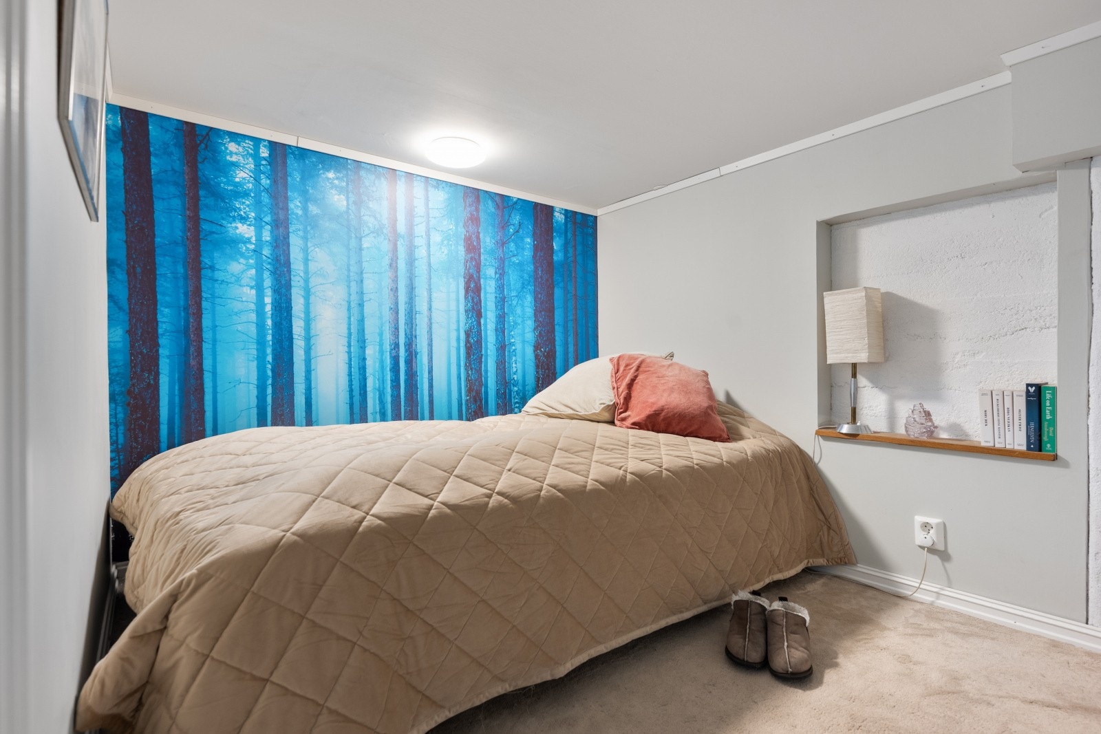 Disponibelt rom med mange muligheter - kan brukes som kontor, gjesterom eller hobbyrom etter behov. Galleribilde