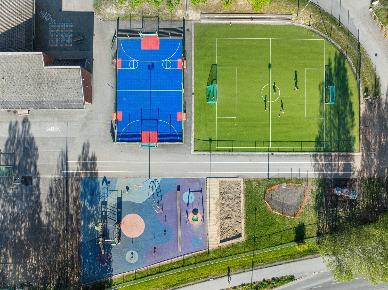 Her finner man fotballbane, basketballbane, lekeplass med mer. Galleribilde