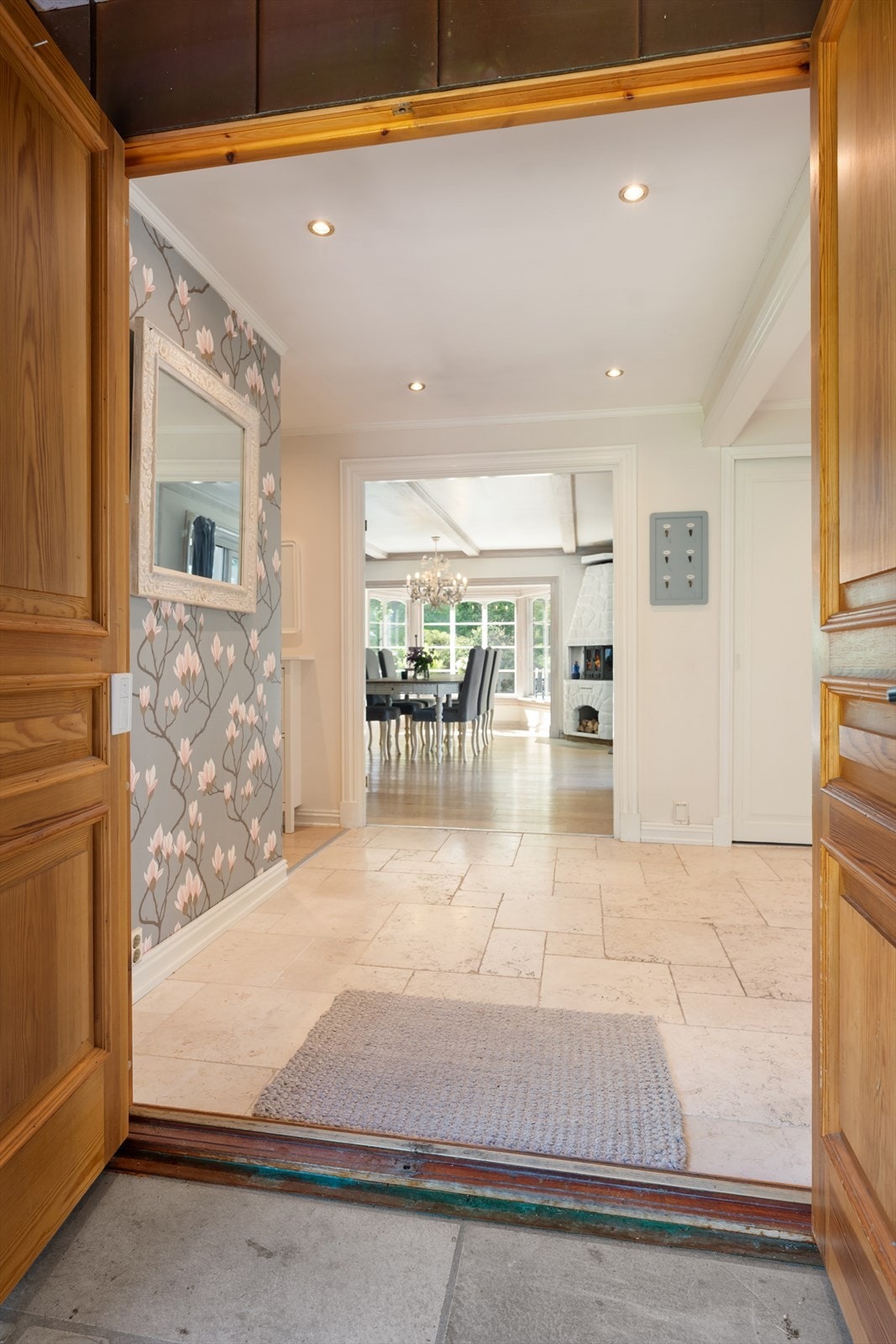 En elegant dobbel inngangsdør som gir et innbydende førsteinntrykk og setter tonen for resten av boligen. Galleribilde