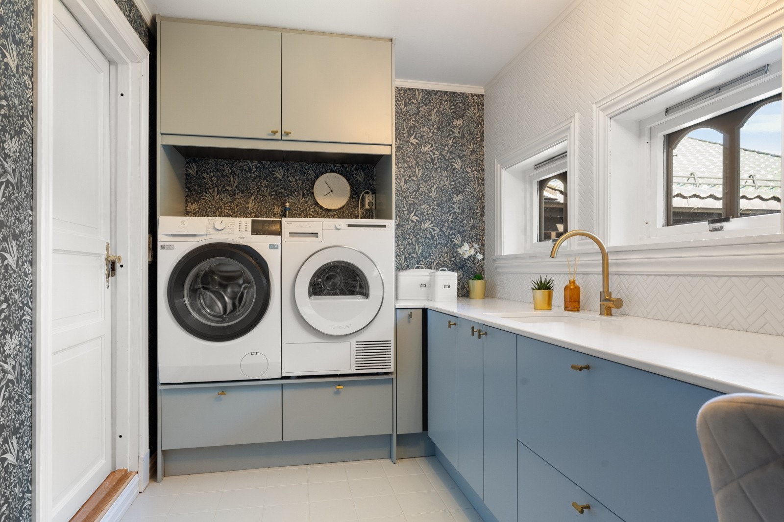 Vaskerommet er praktisk utformet med opplegg for vaskemaskin, plass til tørketrommel og egen vask - alt tilrettelagt for en effektiv og ryddig hverdag. Galleribilde
