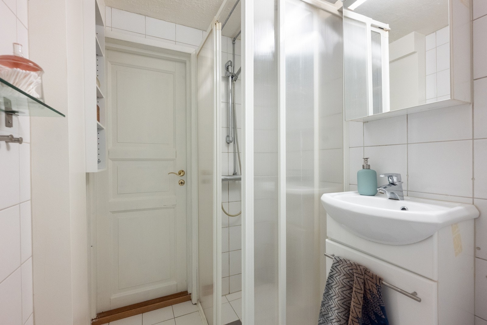 Badet er utstyrt med dusjhjørne, toalett, servant og varmekabler - en praktisk løsning i kjelleretasjen Galleribilde