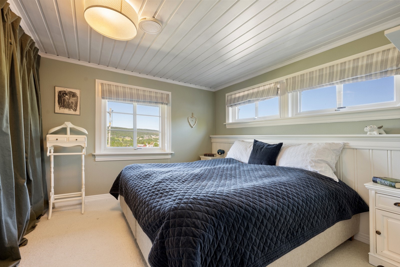 Romslig hovedsoverom med god plass til stor seng og rikelig garderobeplass. Galleribilde