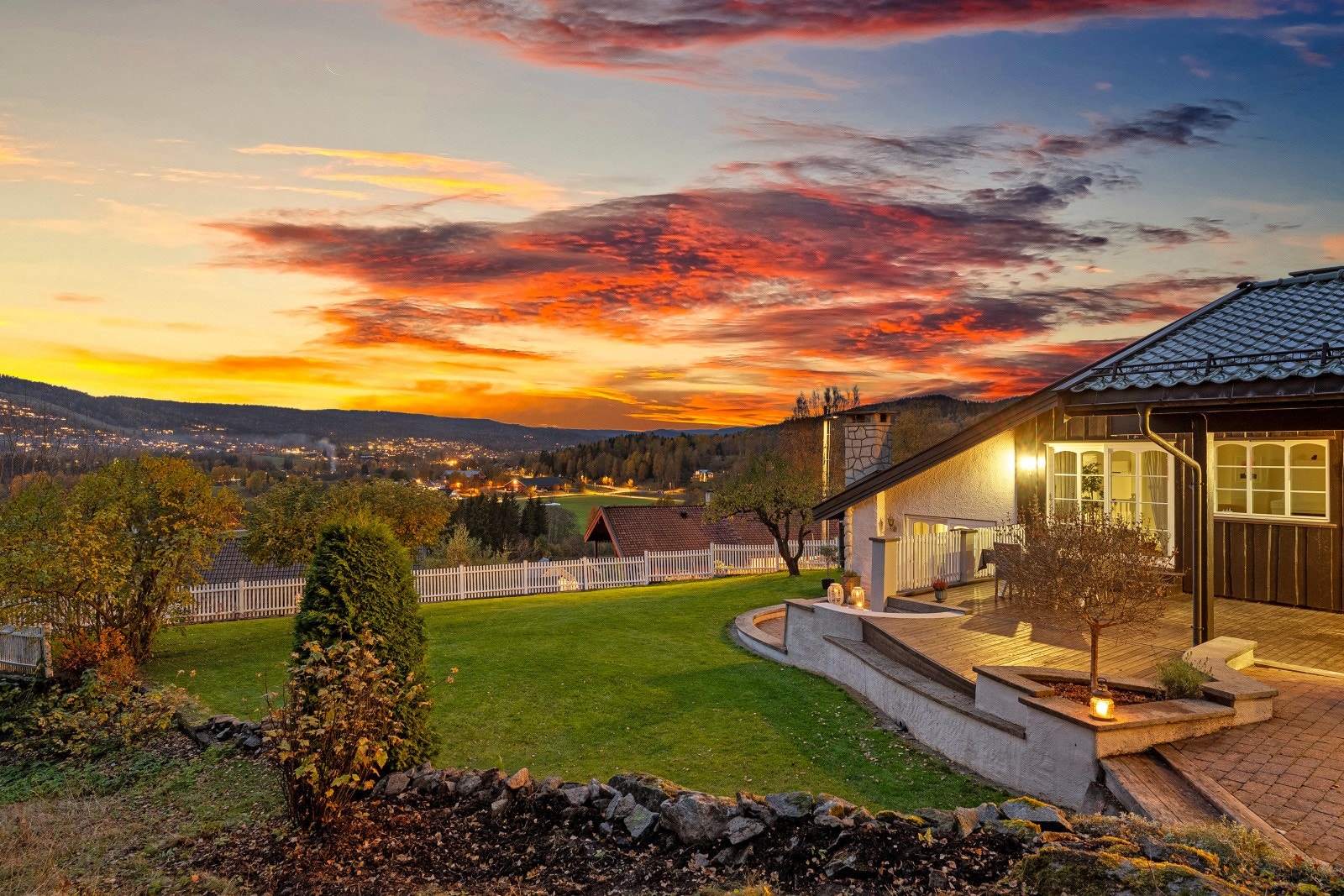 Innbydende terrasse og hage med gode solforhold, hyggelig belysning og flott utsikt mot omkringliggende landskap. Galleribilde