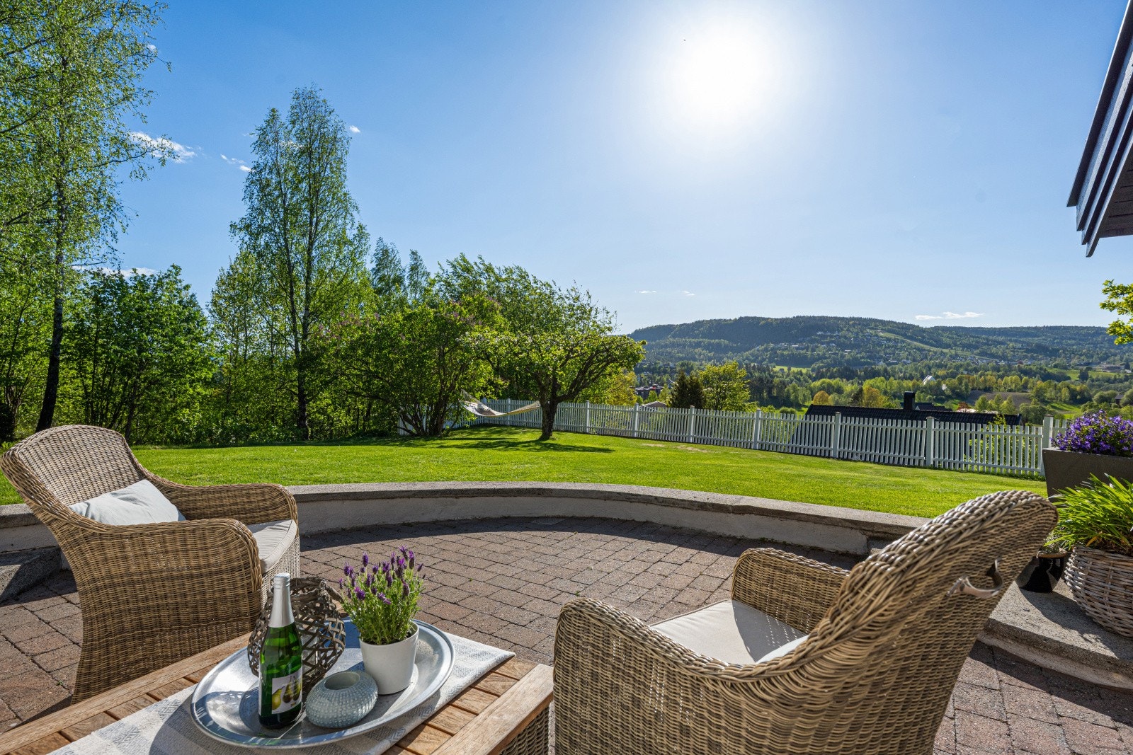 Når du drømmer om å bo usjenert og samtidig som sentralt. Her finner du også roen. Helt idyllisk eiendom for salg! Galleribilde