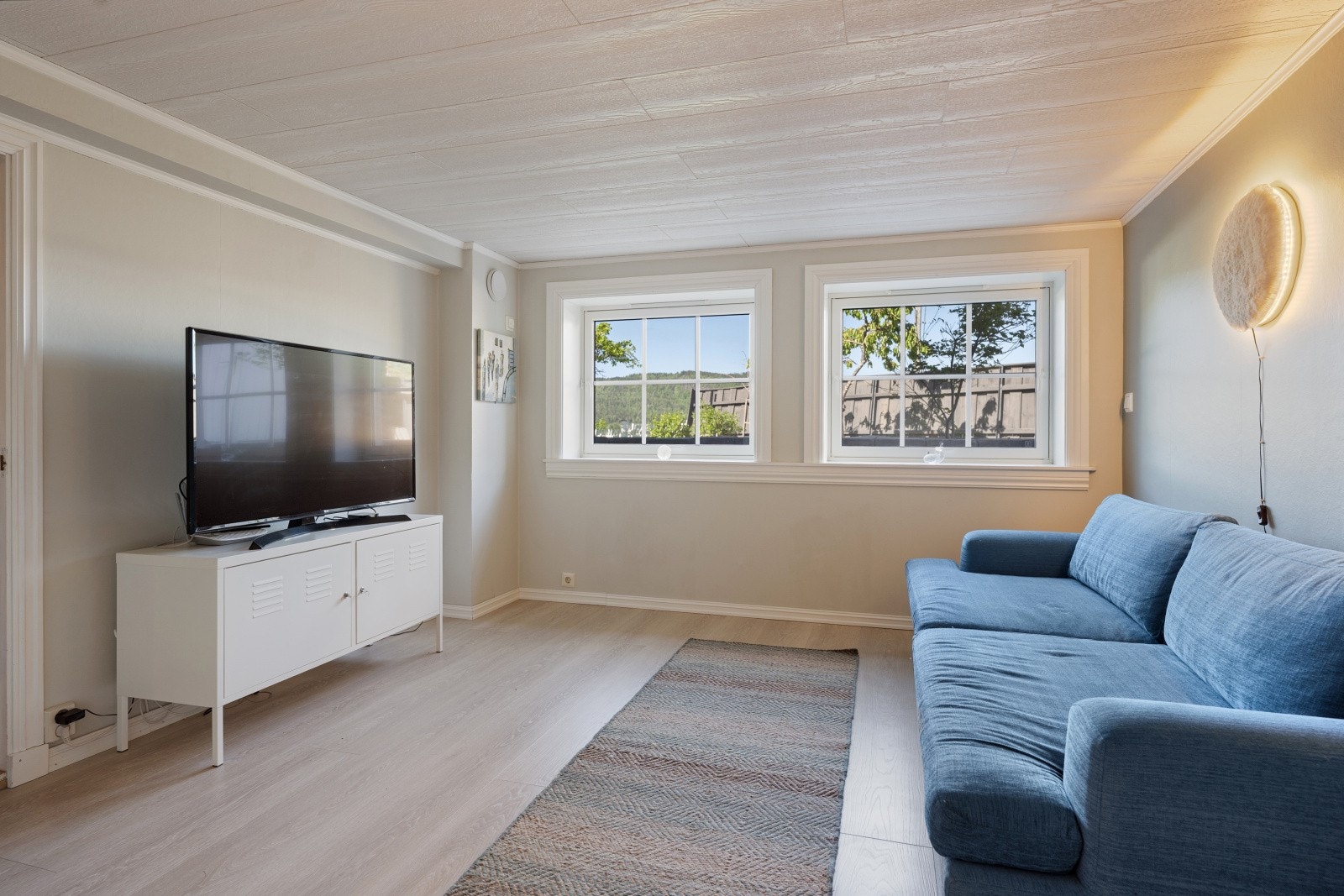 Romslig soverom med god plass til møblering etter eget ønske og behov. Galleribilde