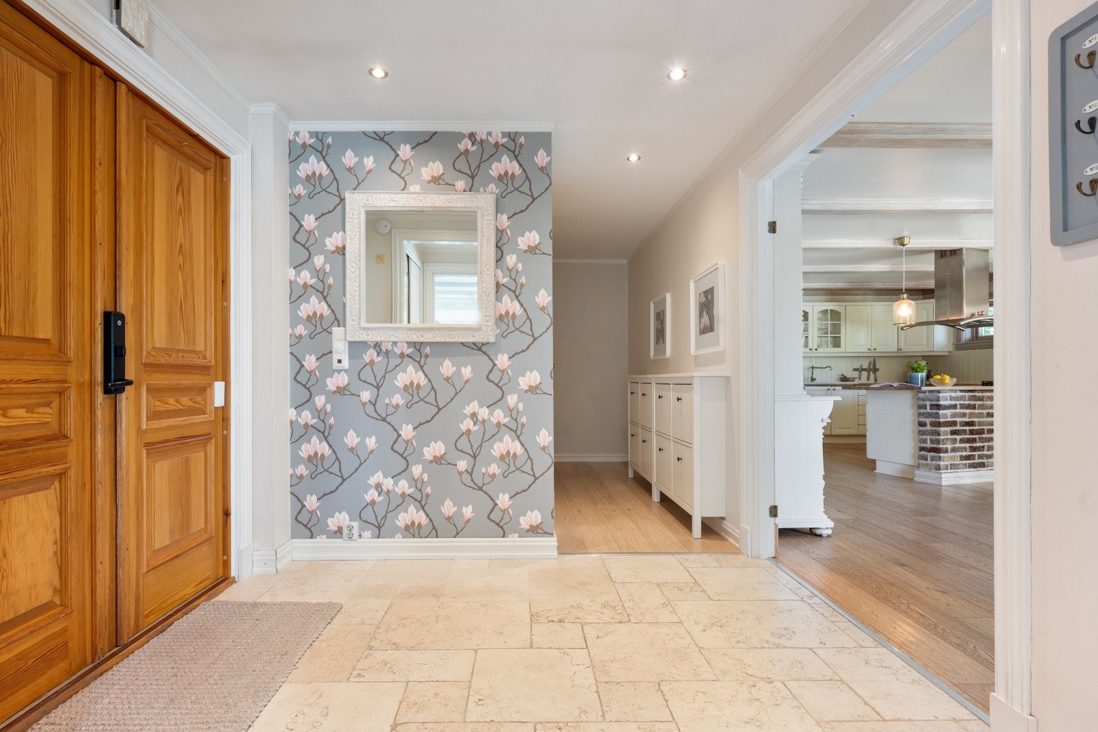 Praktisk skoskap i entréen gir enkel og ryddig oppbevaring av sko - perfekt for å holde gangen ren og oversiktlig. Galleribilde