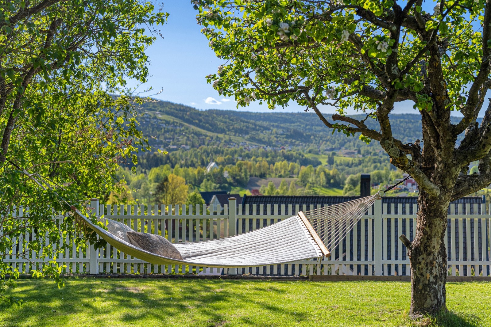 Eiendommen ligger fint til i naturskjønne og rolige omgivelser i På Bærums Verk med postadresse Lommedalen. Her kan du nyte solen rett og slett. Galleribilde