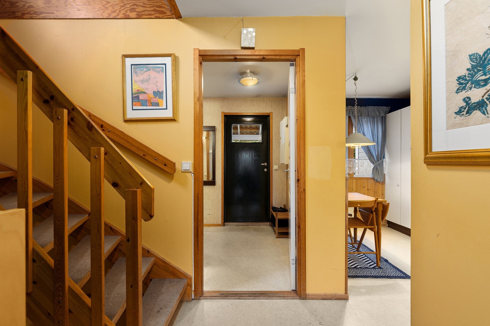 Trappegang med plass til noe lagring under trappen Galleribilde