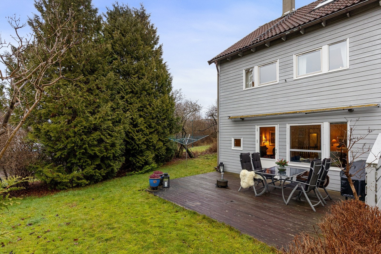 Hyggelige soner utendørs. Terrassen har behov for utskiftning Galleribilde