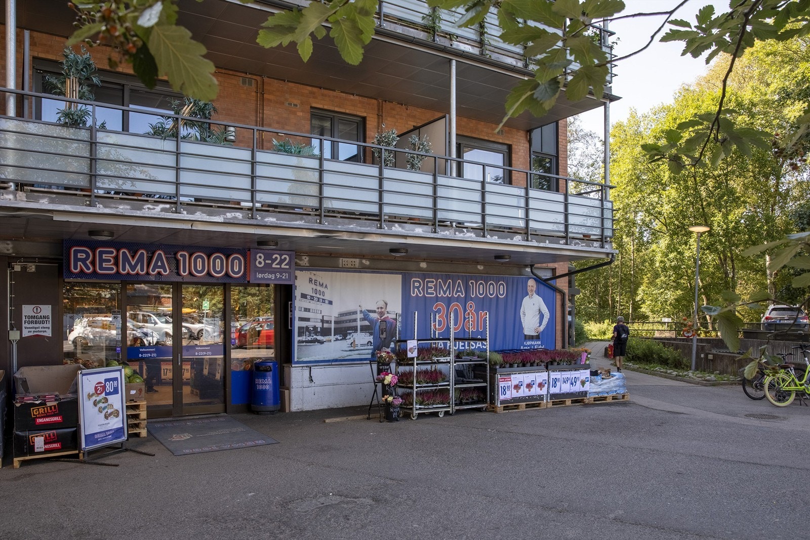 På Stillatorget ligger Rema1000, frisør, apotek, arkitektkontor med mer Galleribilde