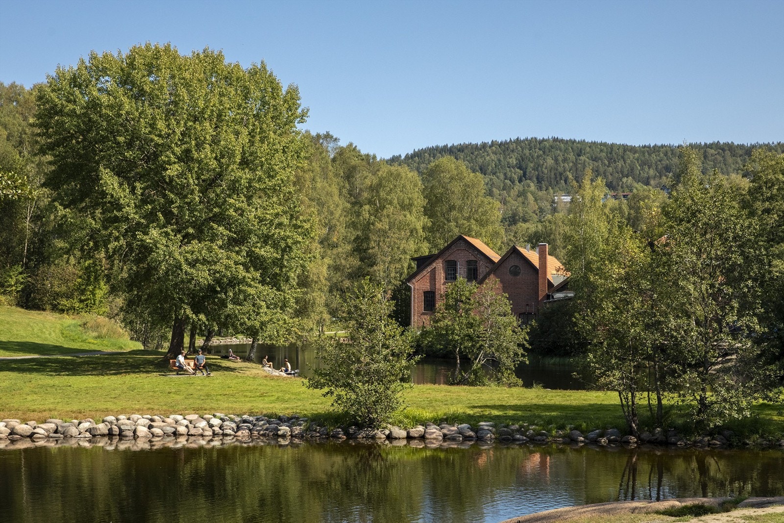Nydelige badeplasser i umiddelbar nærhet i Brekkedammen og lenger ned i elva Galleribilde