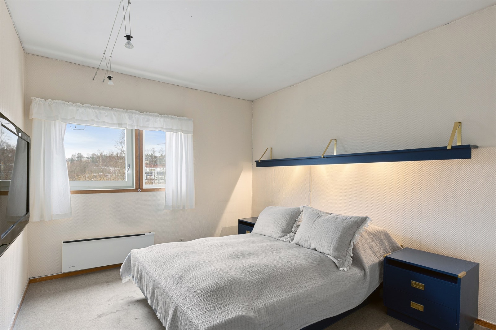 Hovedsoverommet har plass til dobbeltseng med nattbord på begge sider Galleribilde