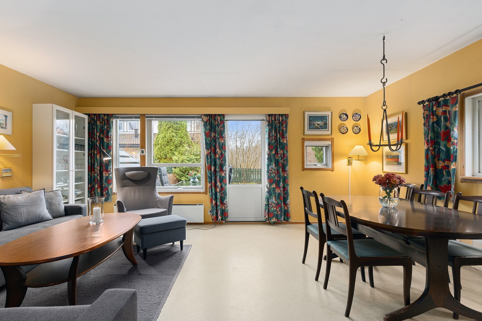 God stue med plass til spisebord og sofaavdeling. Som endehus har du et ekstra vindu i stuen som gir godt med dagslys Galleribilde