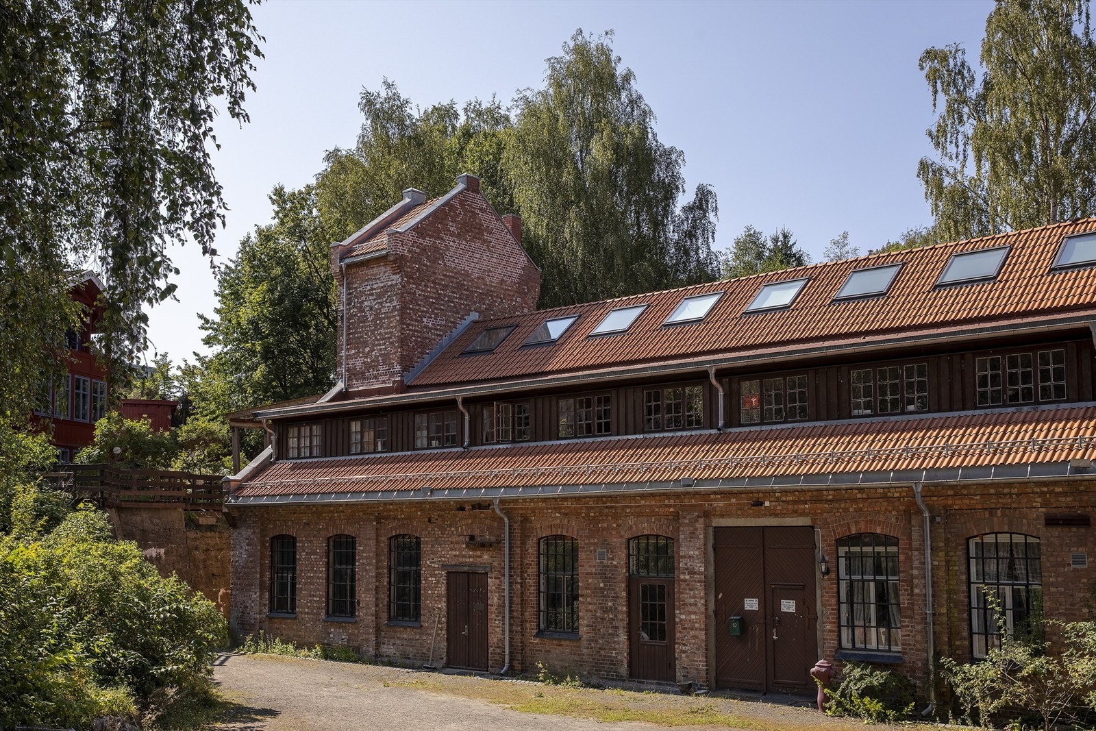 Frysja kunstnersenter er et kunstnerfellesskap som er etablert i O. Mustad og Søns gamle fabrikkbygninger. Her arrangeres diverse arrangementer og det har nylig vært avholdt julemarked her Galleribilde