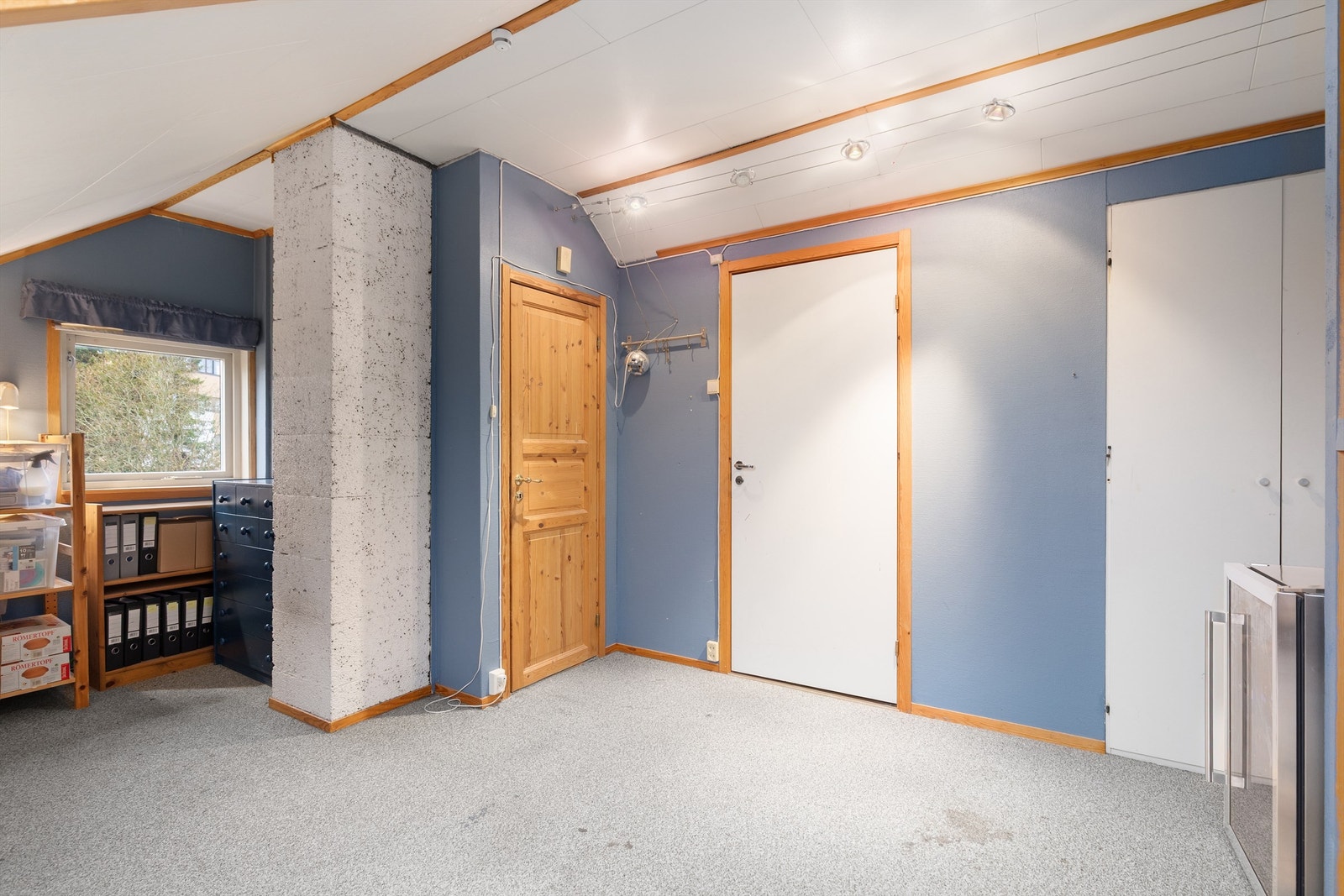 Godt med lagringsplass. Eier har også benyttet dette som kontor og hobbyrom (ikke godkjent som varig opphold) Galleribilde