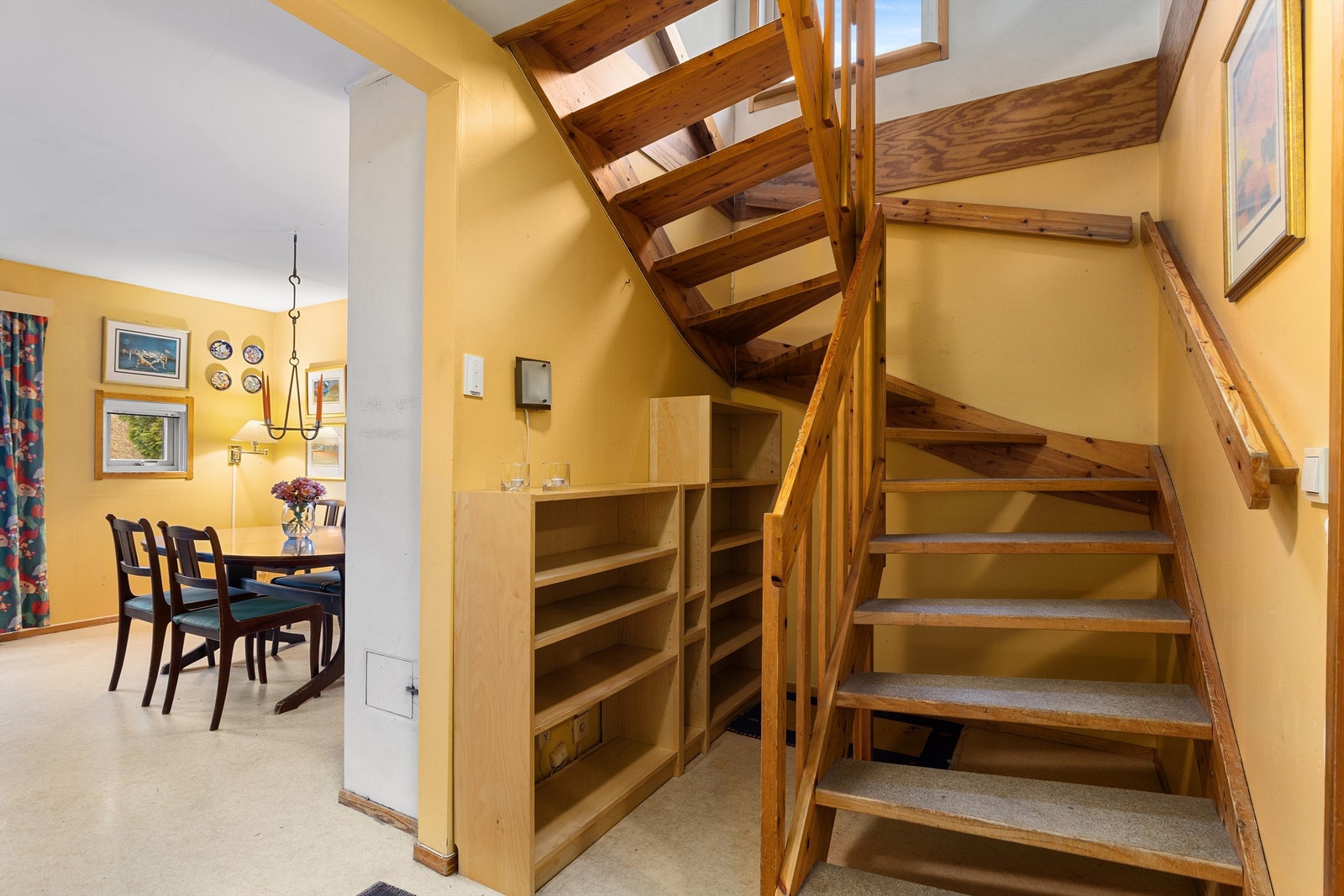 Fra gangen går det trapp opptil boligens 2. etasje. Man kan enkelt lage lagringsløsning under trappen Galleribilde