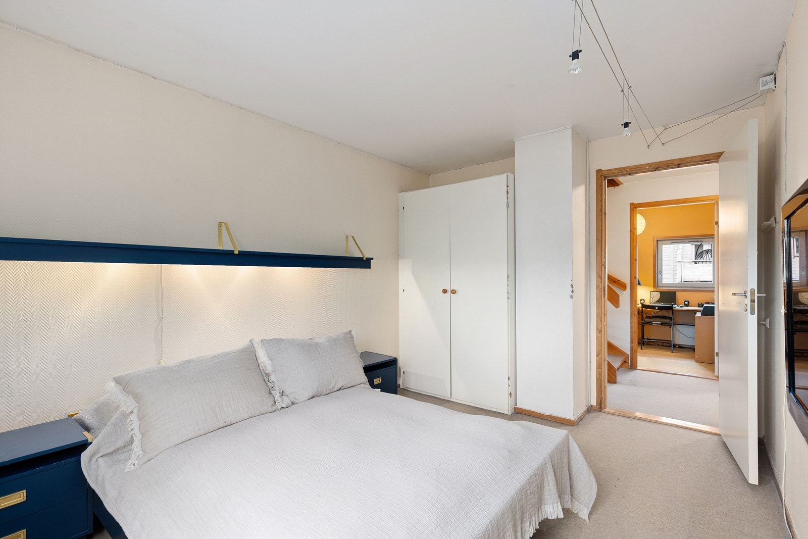 Hovedsoverommet har nisje for plassering av garderobeskap Galleribilde