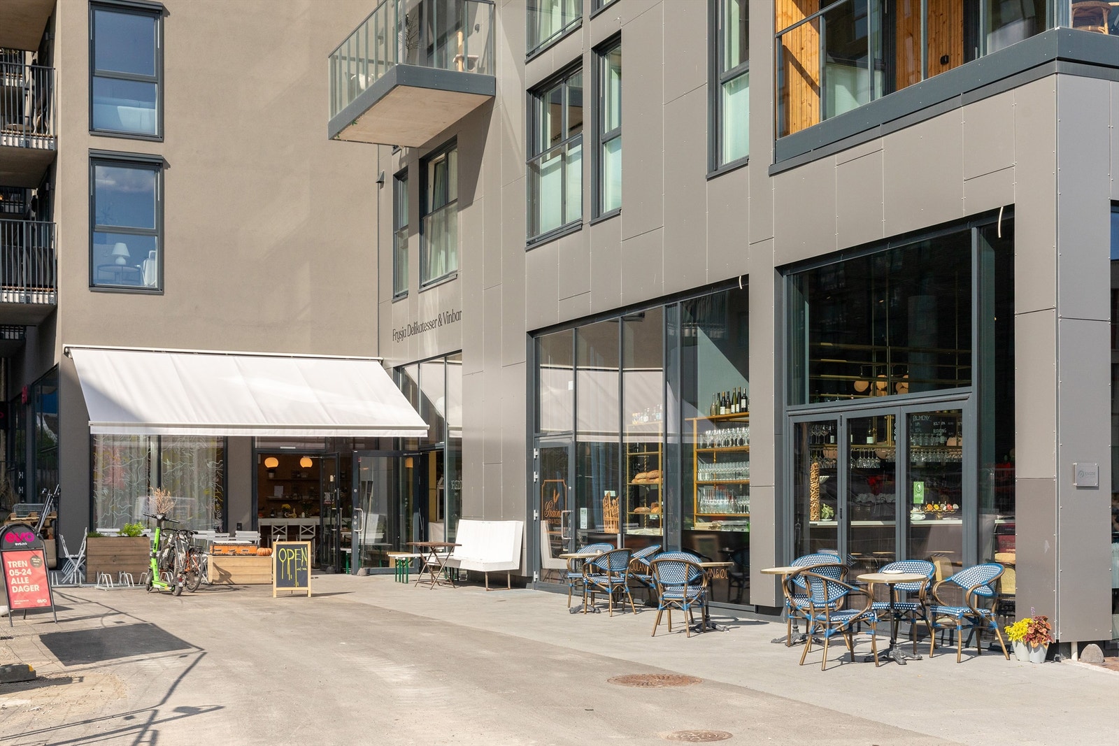 På andre siden av elva ligger Frysjaparken med stadig voksende servicetilbud Galleribilde