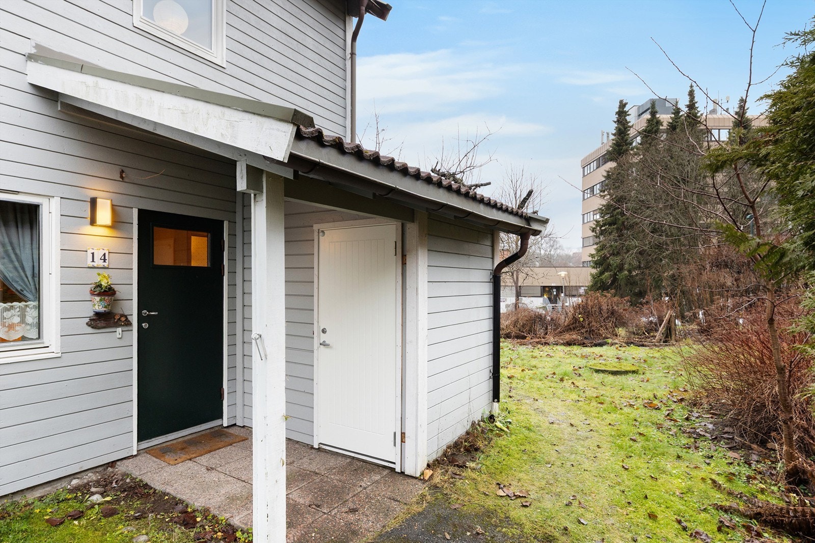 Overbygget inngangsparti med adgang til praktisk bod Galleribilde