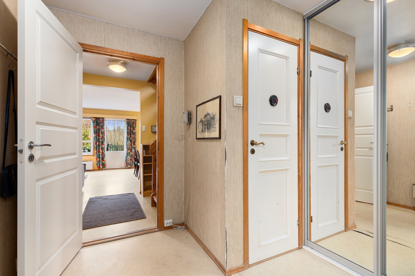 Fra entréen er det adgang til praktisk toalettrom. Overflater og innredninger er bruksslitt og har standard fra 1985 Galleribilde