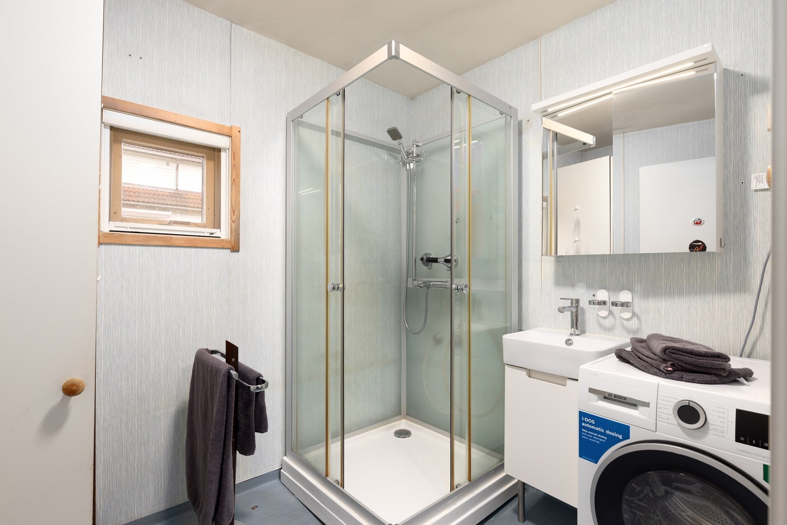 Originalt baderom med dusjkabinett Galleribilde