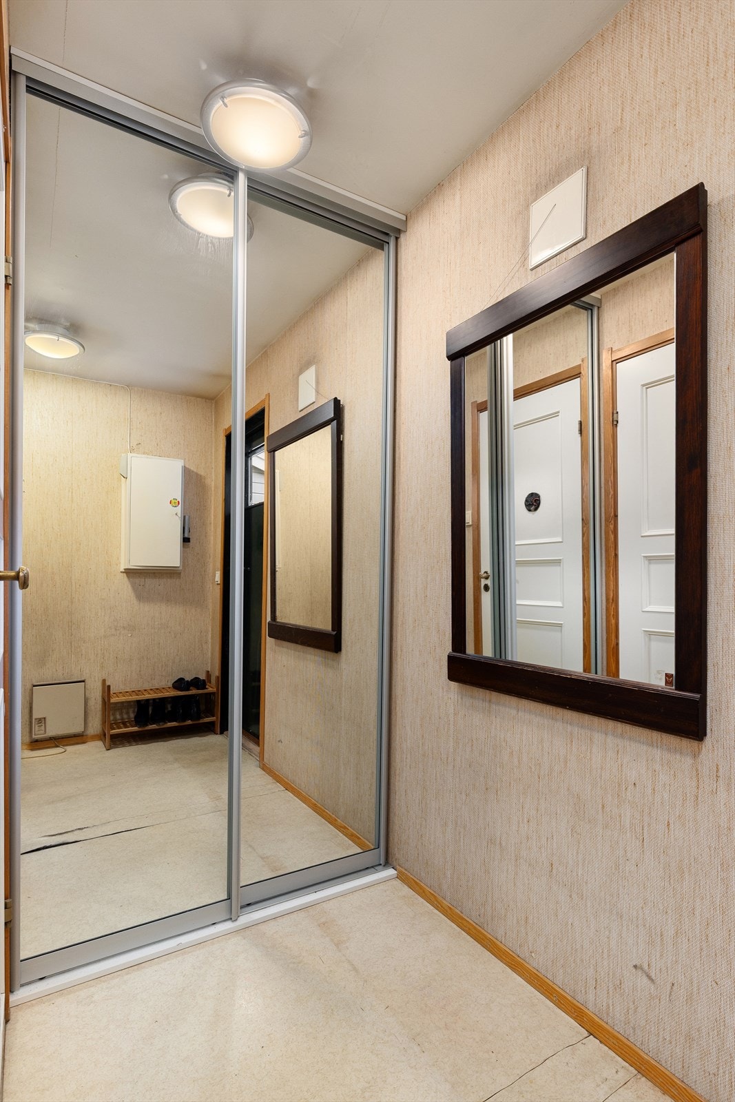 Entré med skyvedørsgarderobe med speildører Galleribilde