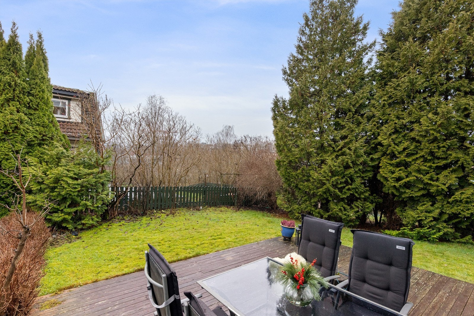 Om sommeren oppleves hagen som godt skjermet Galleribilde