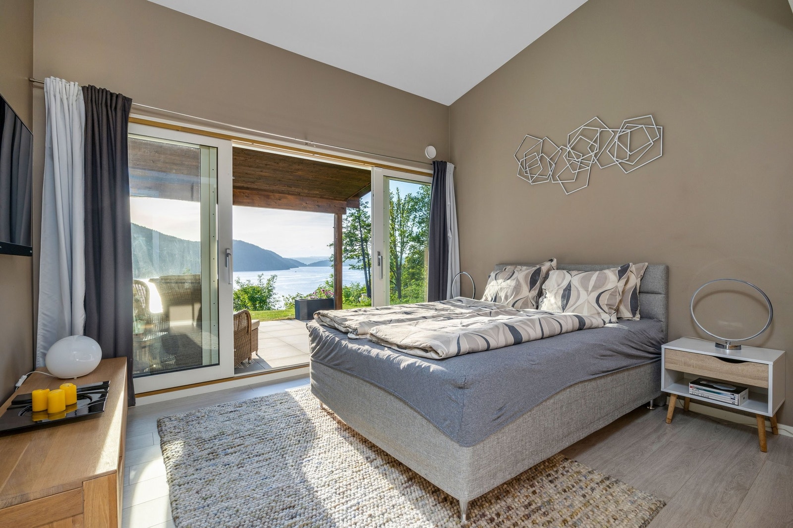 Hovedsoverom med takhøye vinduer og lys. Galleribilde