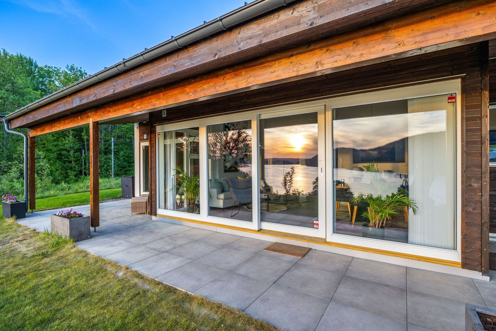 Store vindusflater gir fri sikt mot horisonten. Galleribilde