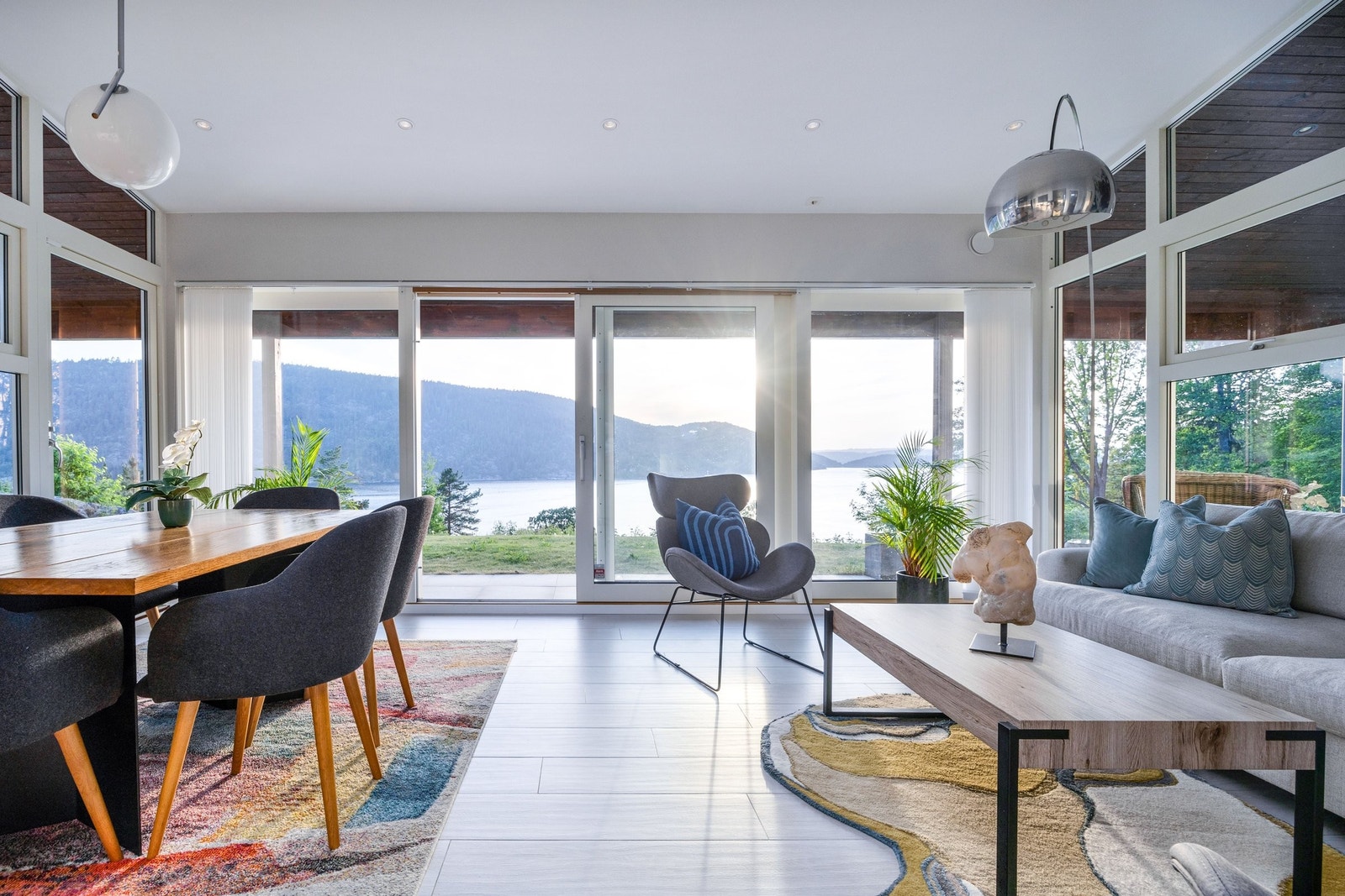 Lys og åpen stue med panoramautsikt. Galleribilde