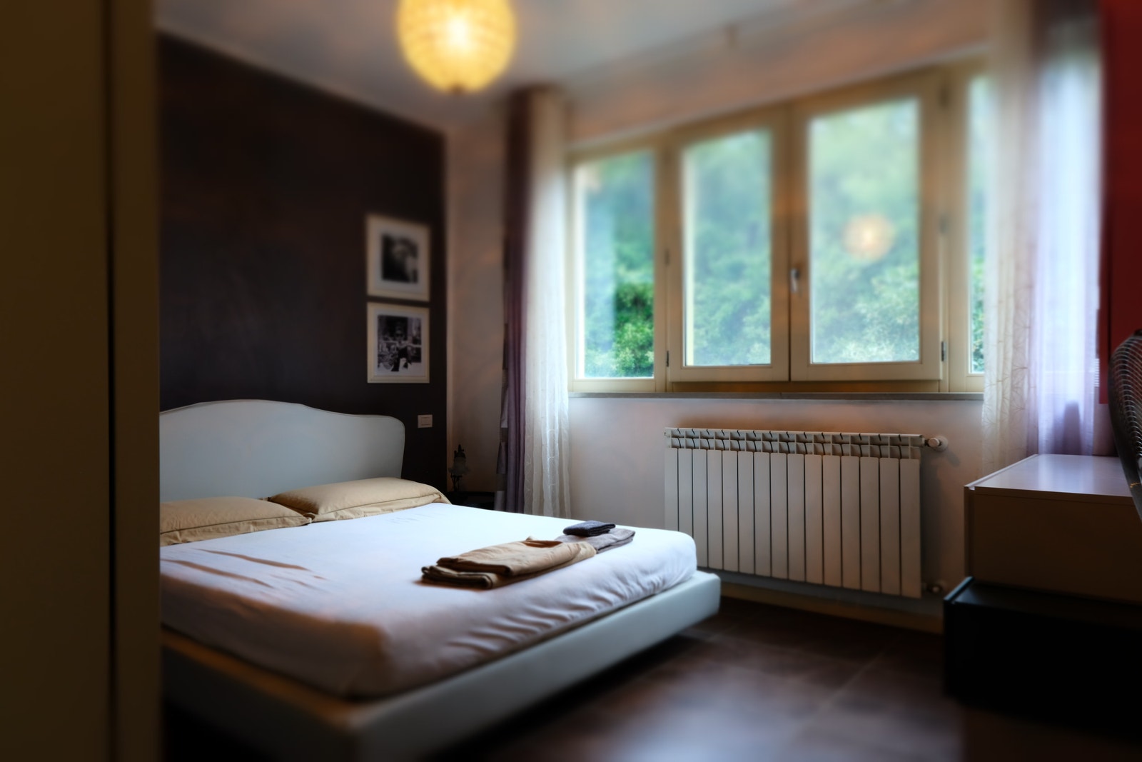 Vi har 2 soverom og 2 bad. Her soverom i hovedetasjen. Galleribilde