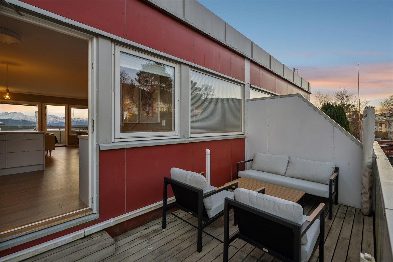 Her er plass til hyggelig sofagruppe og tilhørende møbler. Galleribilde