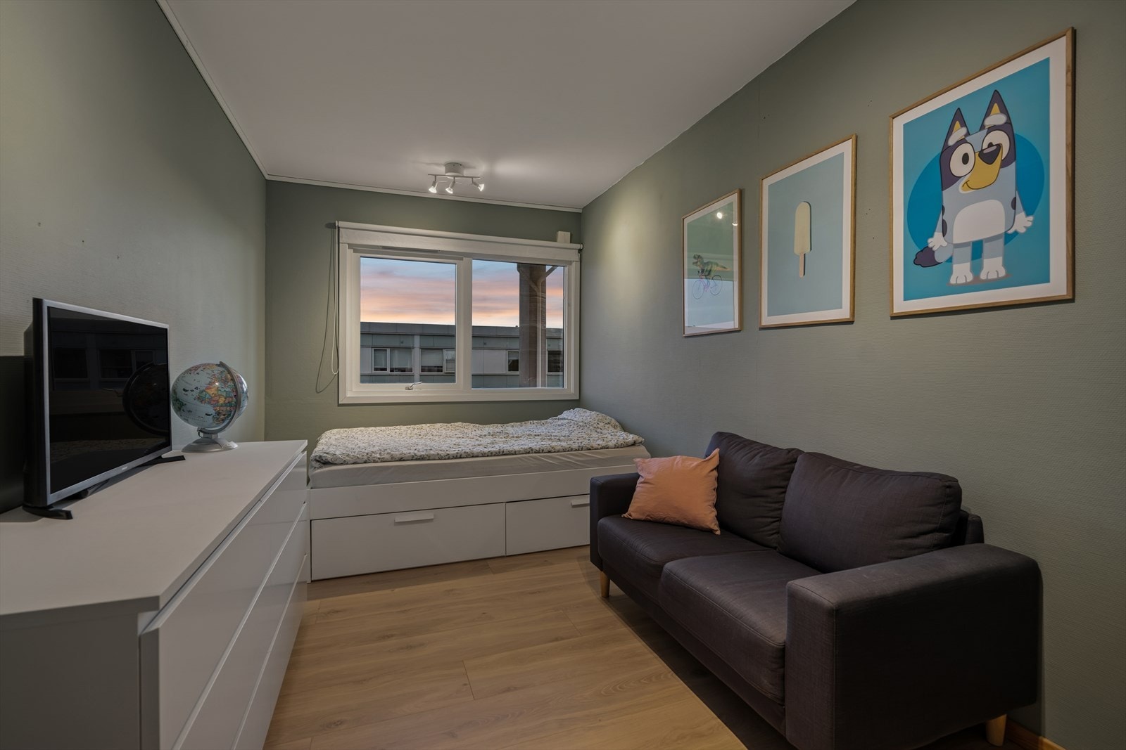 Plass til seng og sofa gir fleksibel innredning i barnerommet. Galleribilde