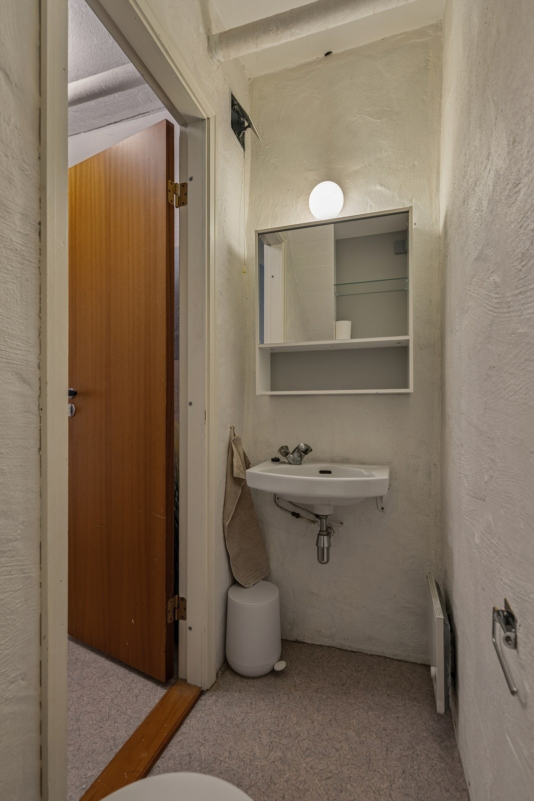 Toalettrommet har malt betong på vegger og himling, samt belegg på gulvet. Rommet er utstyrt med naturlig avtrekk via veggventil. Galleribilde