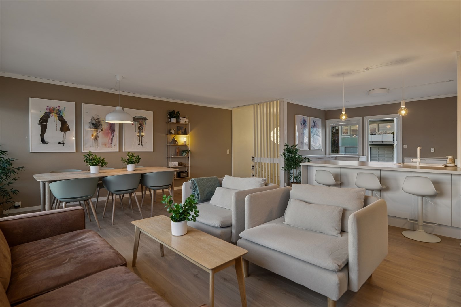 Åpen løsning mellom stue og kjøkken gir fin sammenheng i rommet. Galleribilde