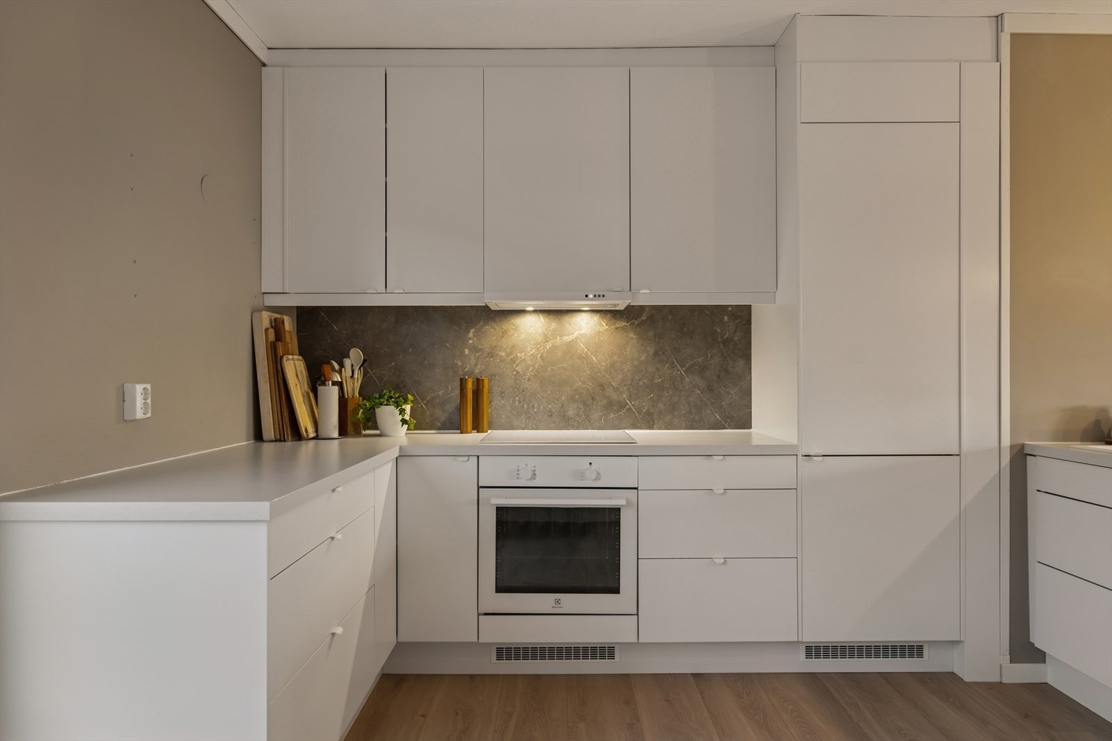 Innredningen fra Epoq har glatte fronter og en praktisk benkeplate i laminat. Galleribilde