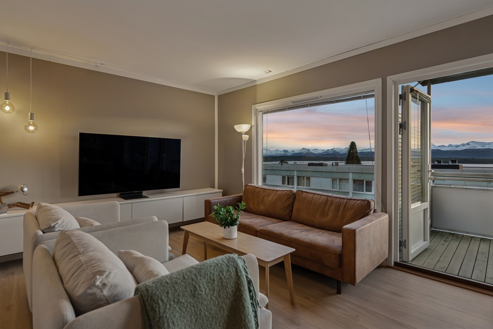 Stuen har store vindusflater som gir meget godt med naturlig lys inn og flott utsikt mot fjord og fjell. Galleribilde