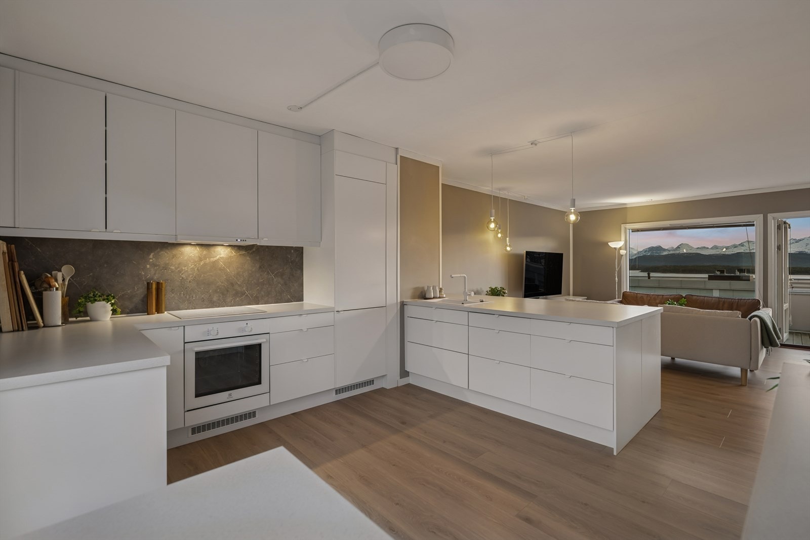 Kjøkkenøyen gir ekstra god oppbevaringsplass på kjøkkenet og flott skjerming mor stueområdet. Galleribilde