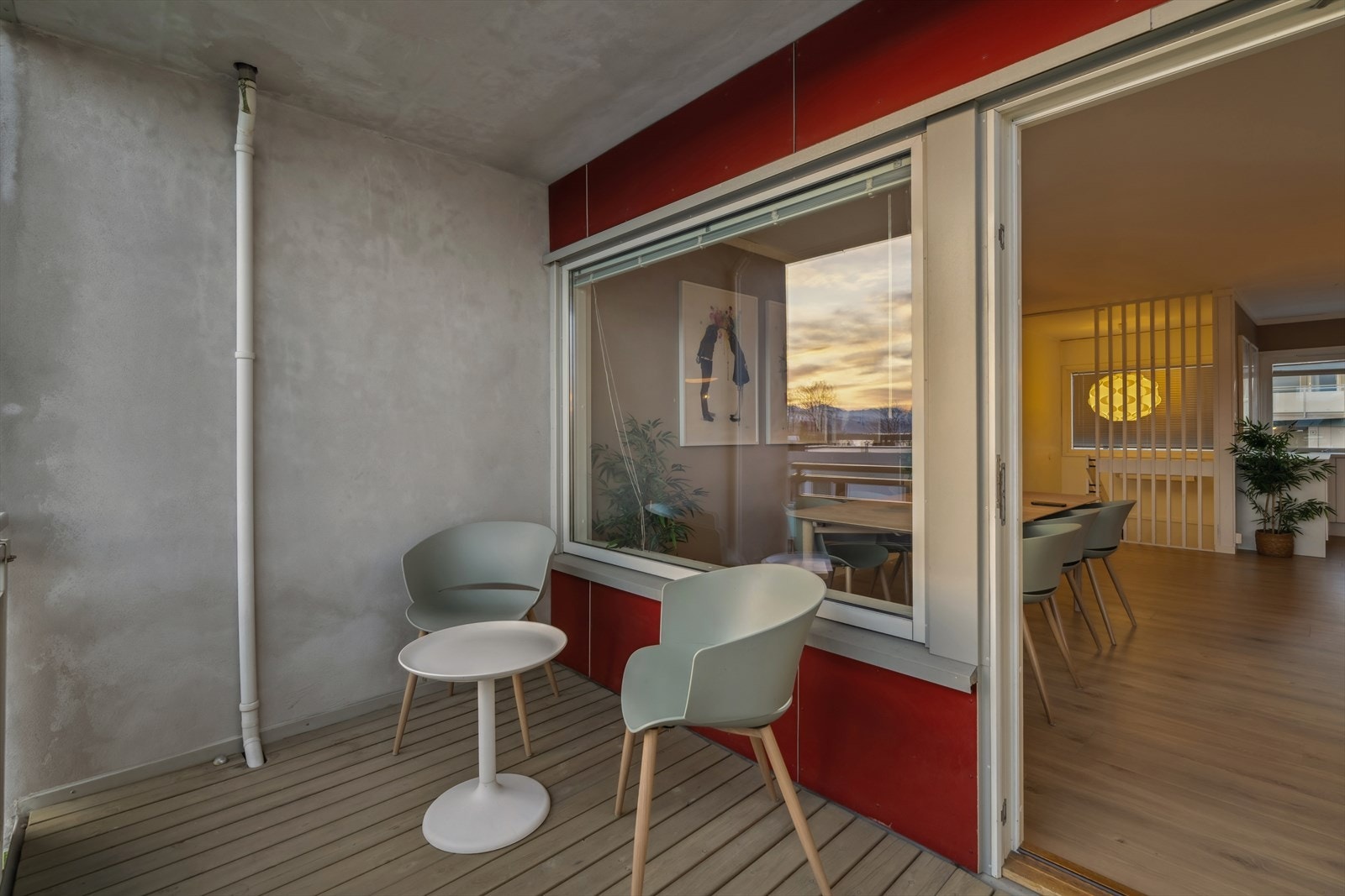 Direkte utgang fra stuen til verandaen gir fin forlengelse av stuen. Galleribilde