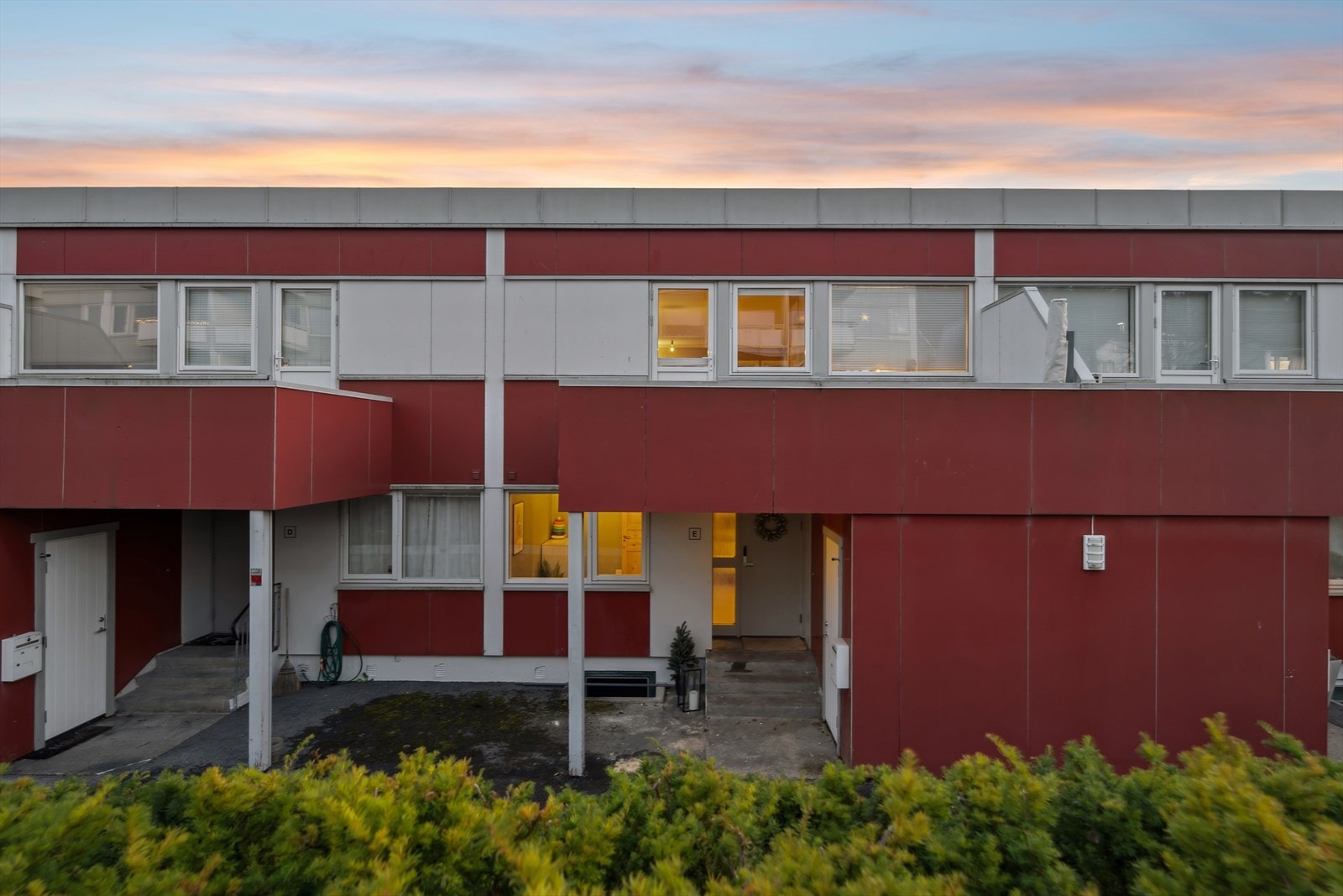 Fasade med inngang i 1. etasje. Galleribilde