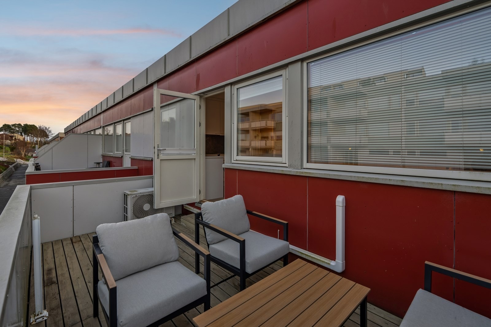 Nordvendt veranda på 11 m² med utgang fra kjøkkenet. Galleribilde