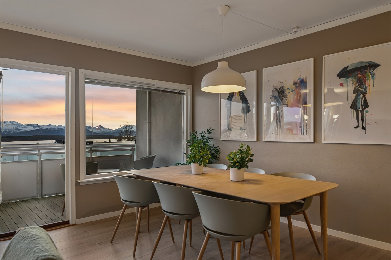 Her er god plass til spisestue hvor du kan dekke til mange både til hverdags og fest. Galleribilde