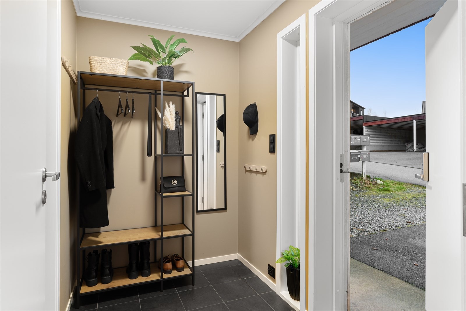 1. etasje - Flislagt entré Galleribilde