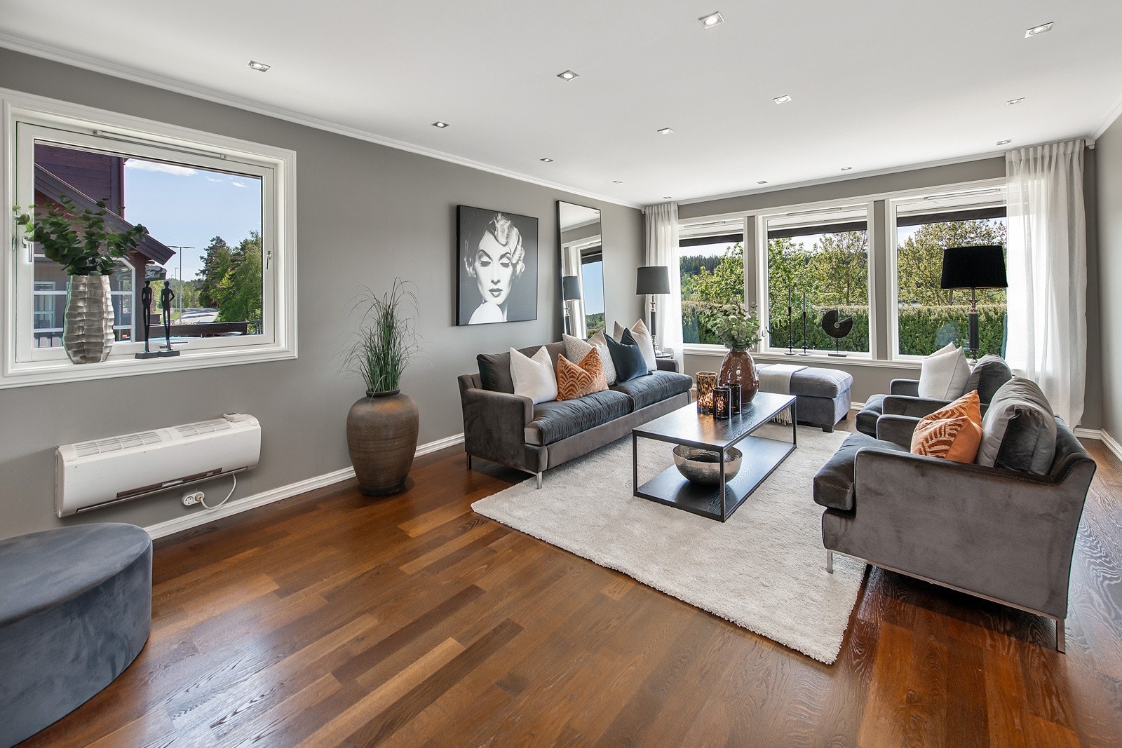 Stuen tilrettelegger for både stor sofagruppe, ulike hylleløsninger, TV-seksjon og spiseplass. Galleribilde