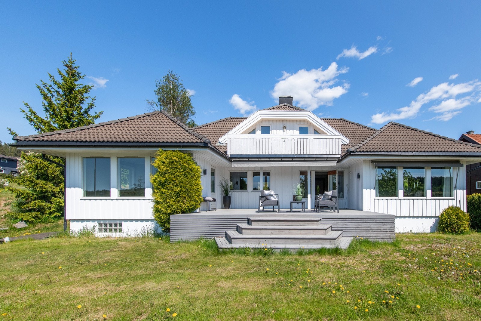 I hagen omkring får barna fin boltreplass i gresset og et dedikert lekeområde med plass til ulike lekeapparater. Galleribilde