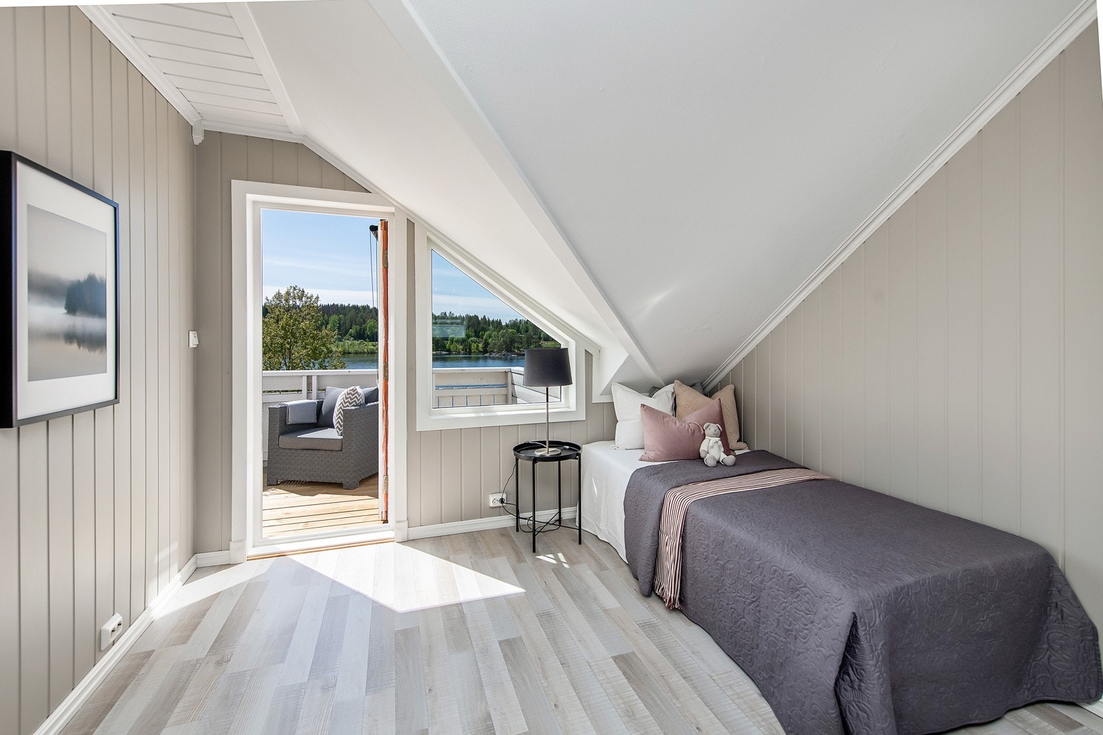 Fra begge soverom er det utgang til syd- og vestvendt verand med herlig utsikt Galleribilde