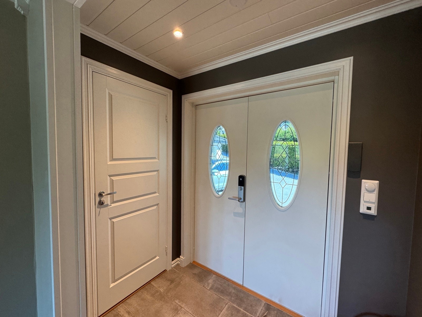 Inngangsdør med lekre detaljer. Galleribilde