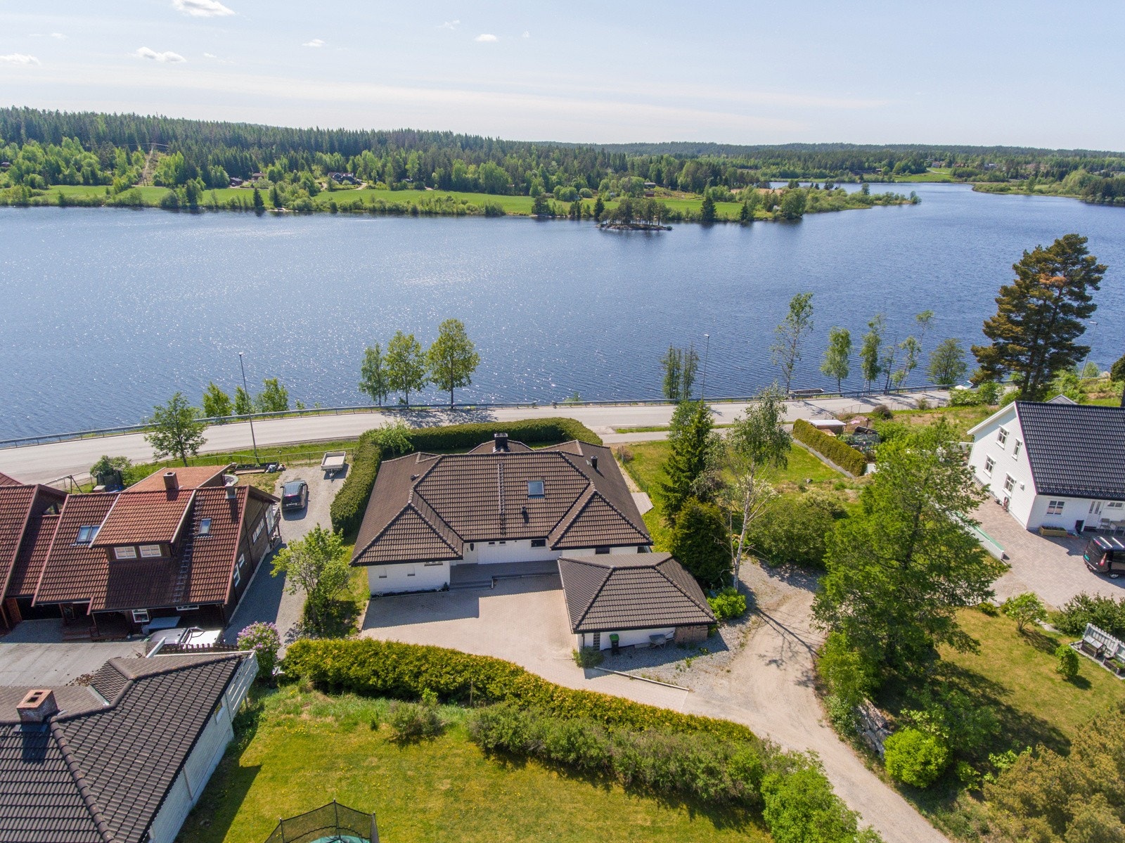 Huset bærer preg av raushet i både størrelse og materialvalg og er vinteren 2023 betydelig oppgradert innvendig: Galleribilde