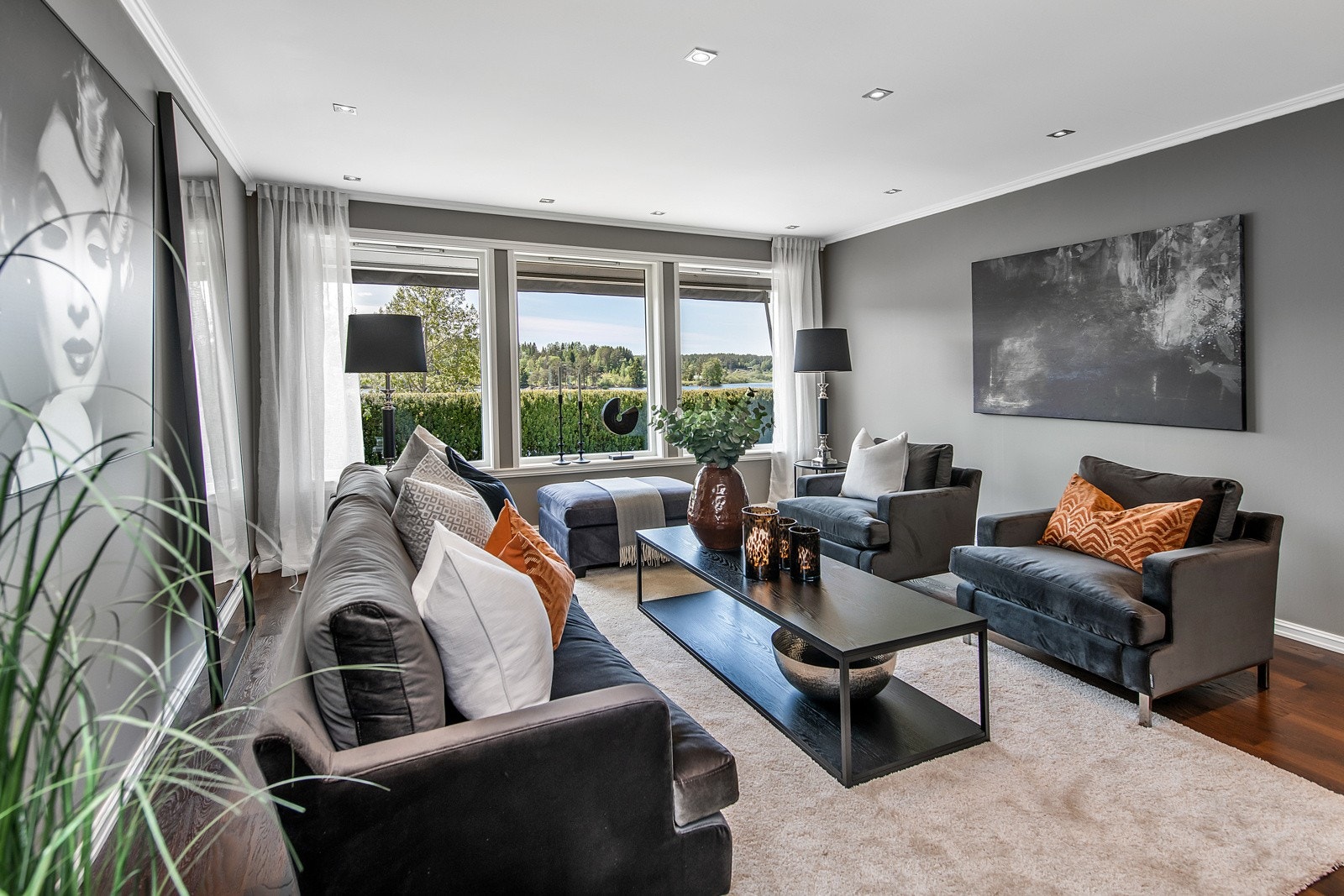 Utstrakt bruk av downlights i tak Galleribilde