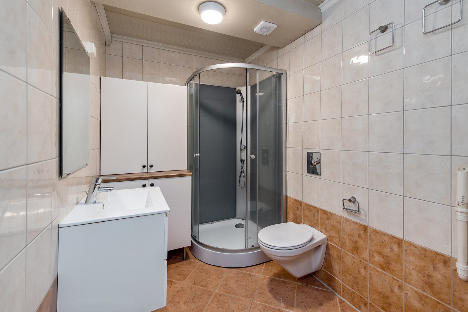 Flislagt bad i hybeldel. Galleribilde